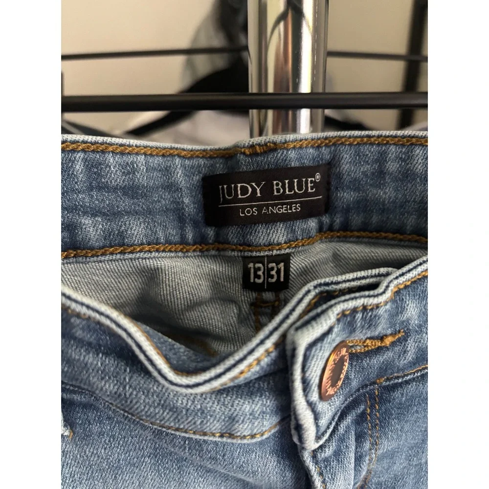Judy Blue Los Angeles Womens Capris Medium Wash Frayed Hem Size 13 31 Denim